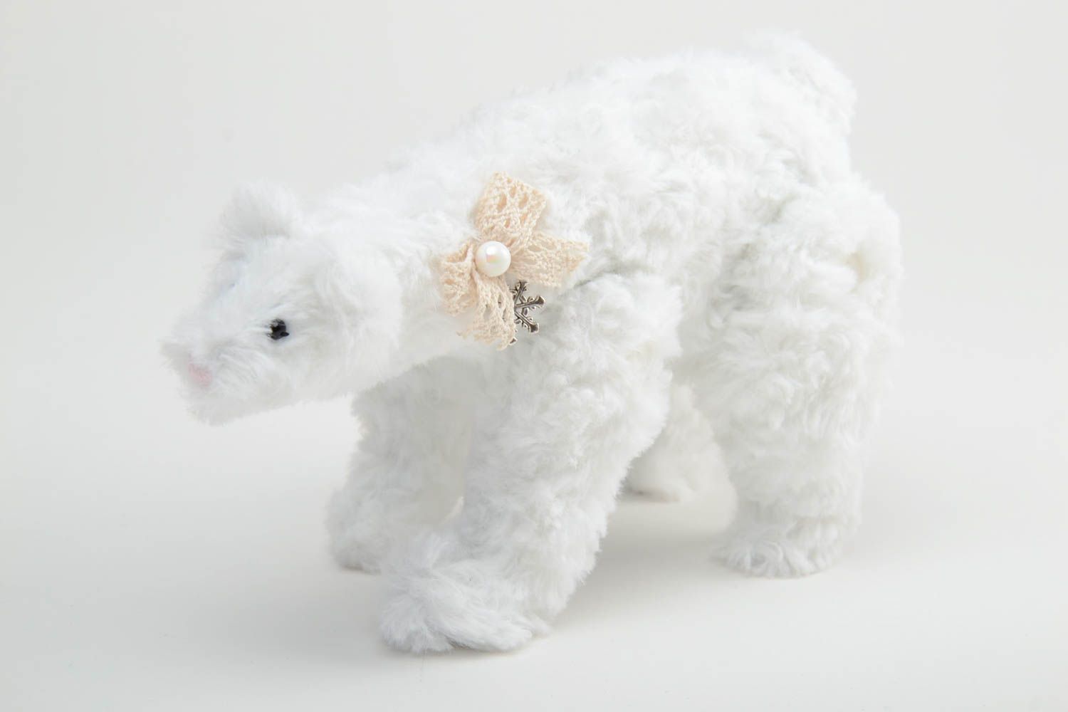 Weißes originelles nettes handmade Kuscheltier Bär klein aus Kunstpelz für Kleinkinder  foto 2