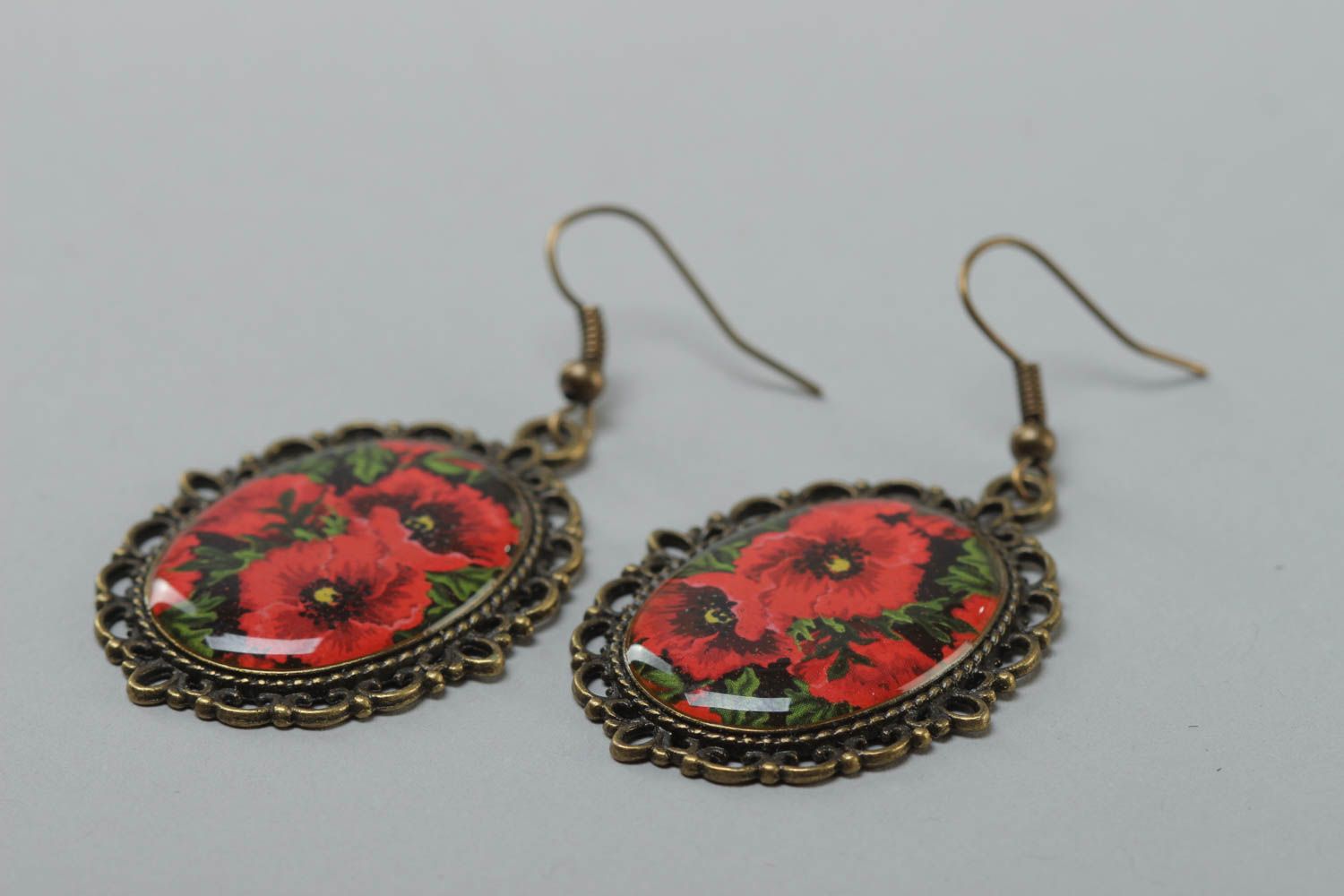 Egg-shaped vintage handmade earrings made of glass glaze with red poppies photo 3