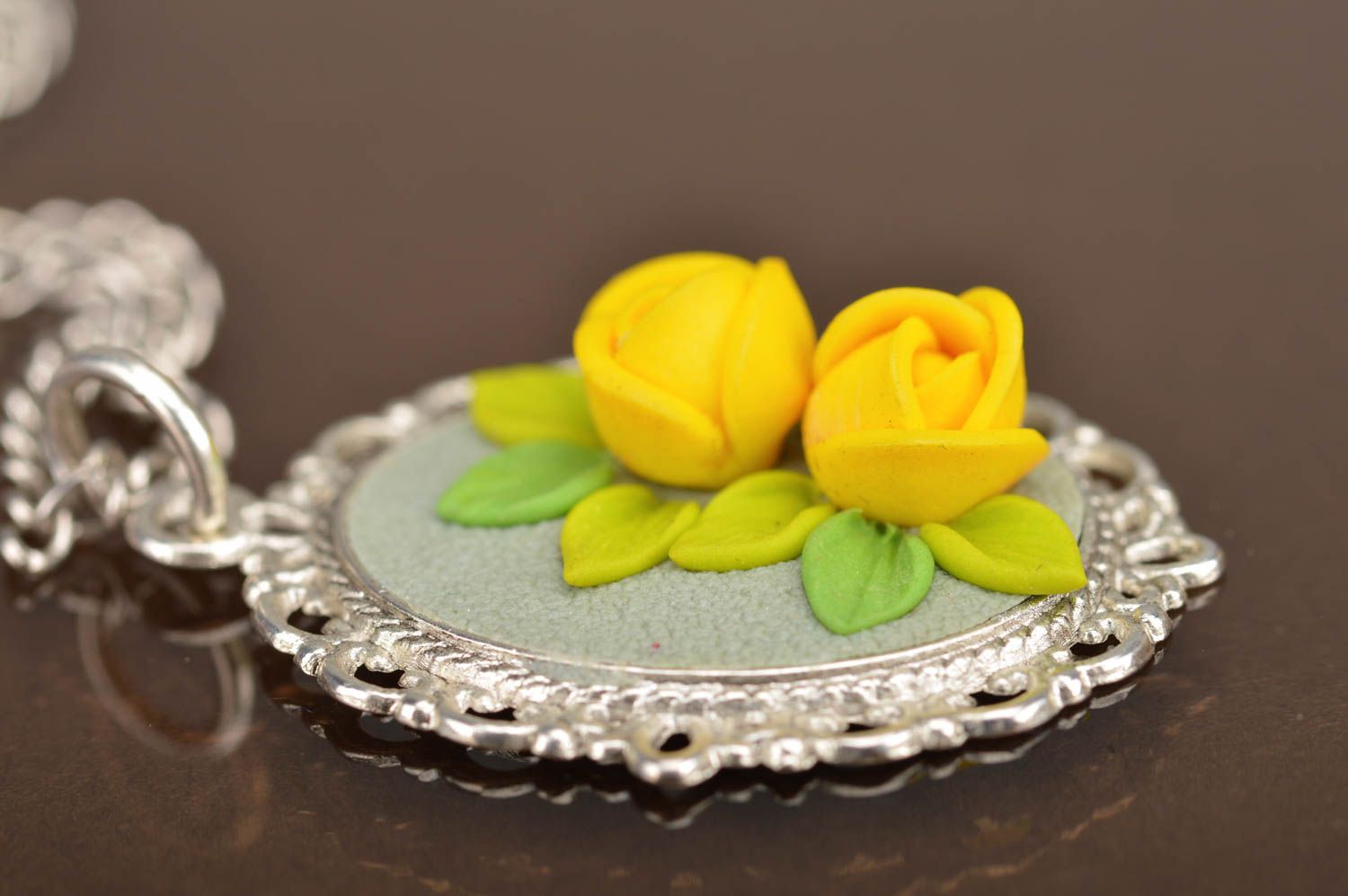 Pendentif en pâte polymère fait main ovale avec roses jaunes de design photo 3