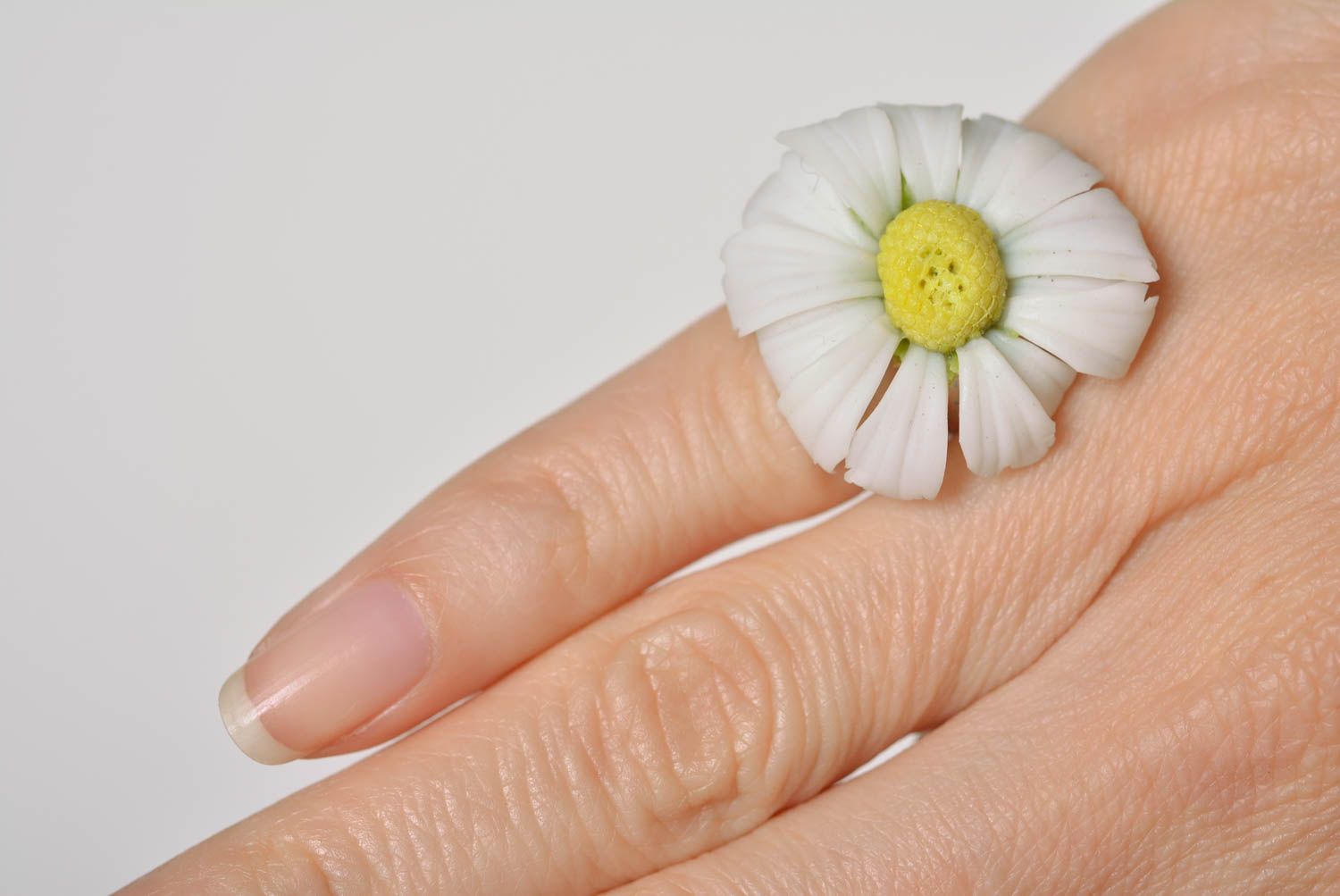 Anillo hecho a mano de arcilla polimérica con forma de flor de margarita blanca foto 1