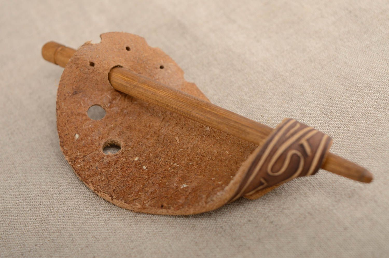 Barrette en cuir naturel avec pique en bois faite main décorée de sculpture photo 5