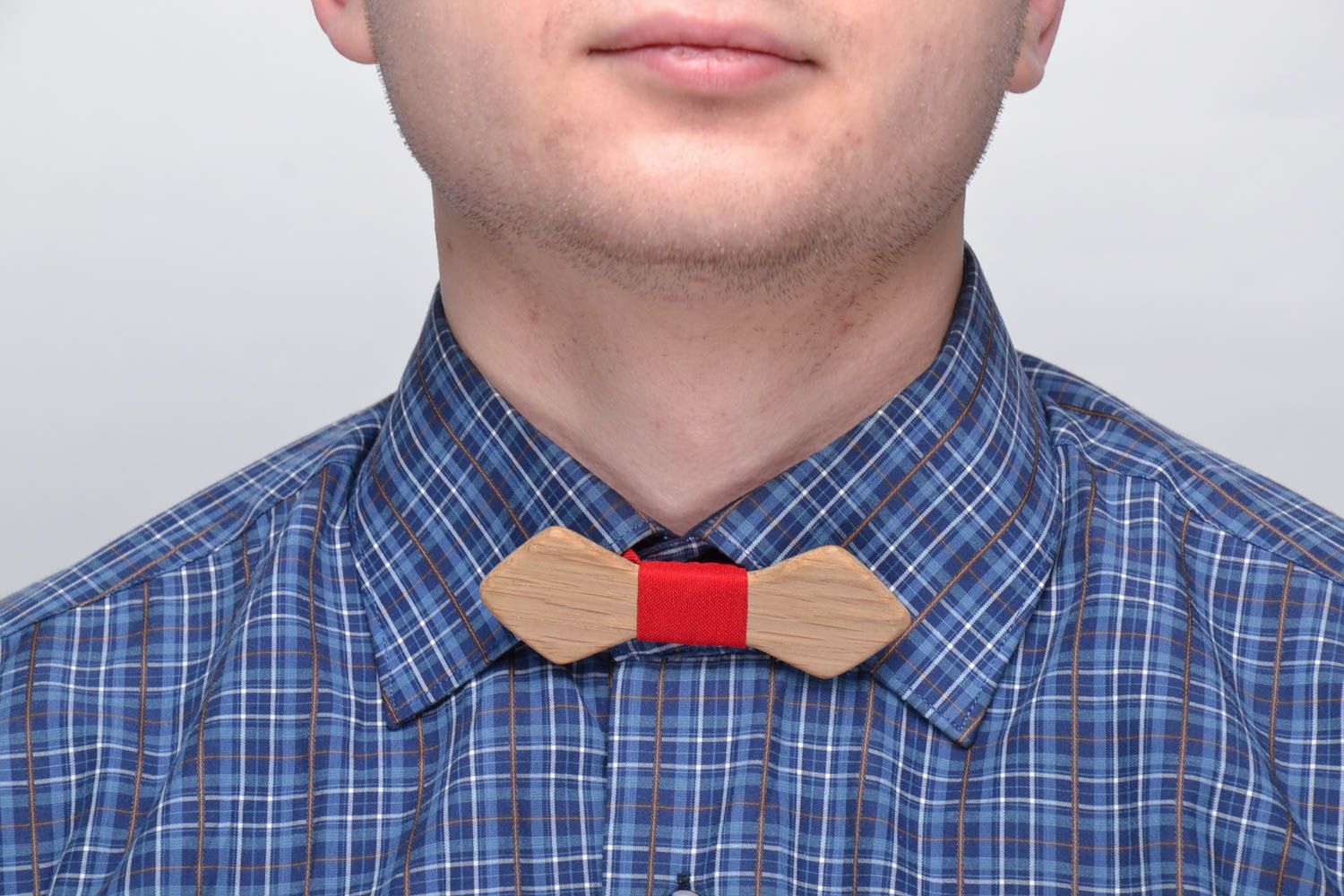 Wooden bow tie of red color photo 2