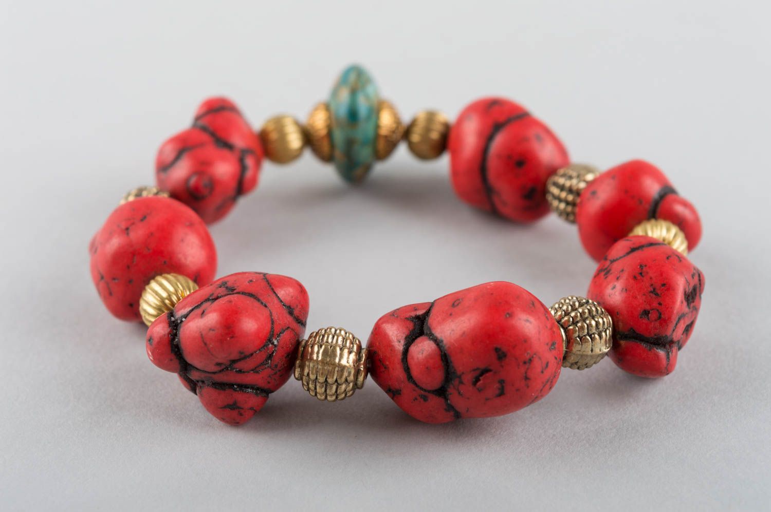 Feines rotes handgemachtes Armband aus Natursteinen Koralle und Messing foto 4