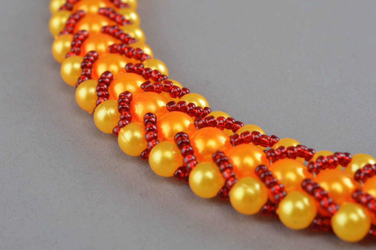Collier en perles de rocaille et perles fantaisie jaune rouge fait main original photo 3