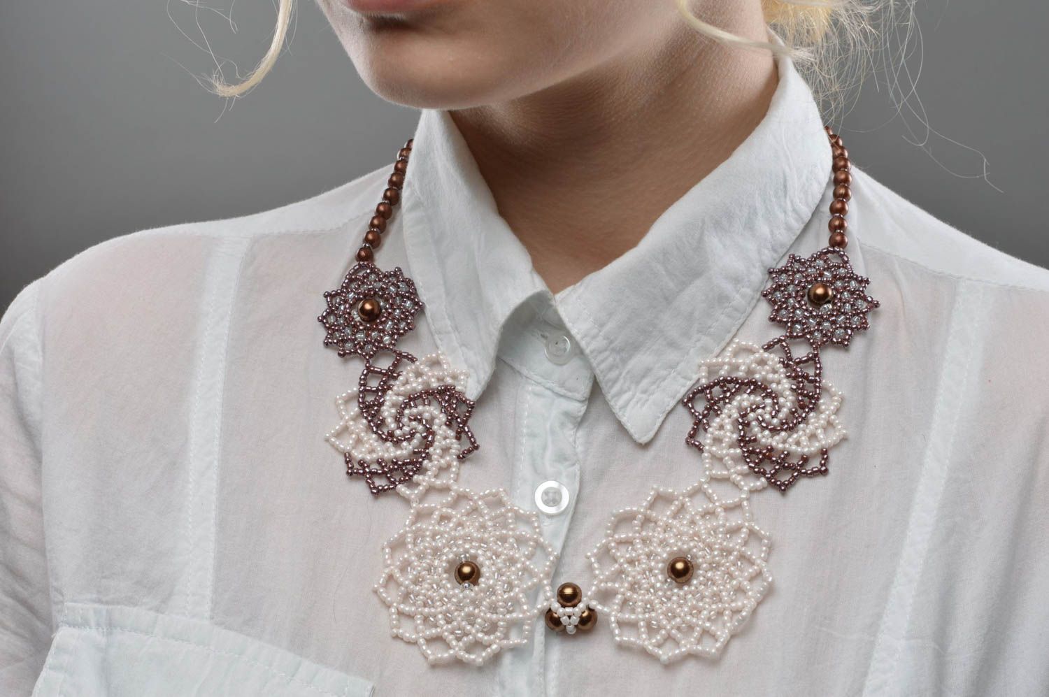 Ожерелье из бисера плетеное ручной работы оригинальное белое цветочное фото 5