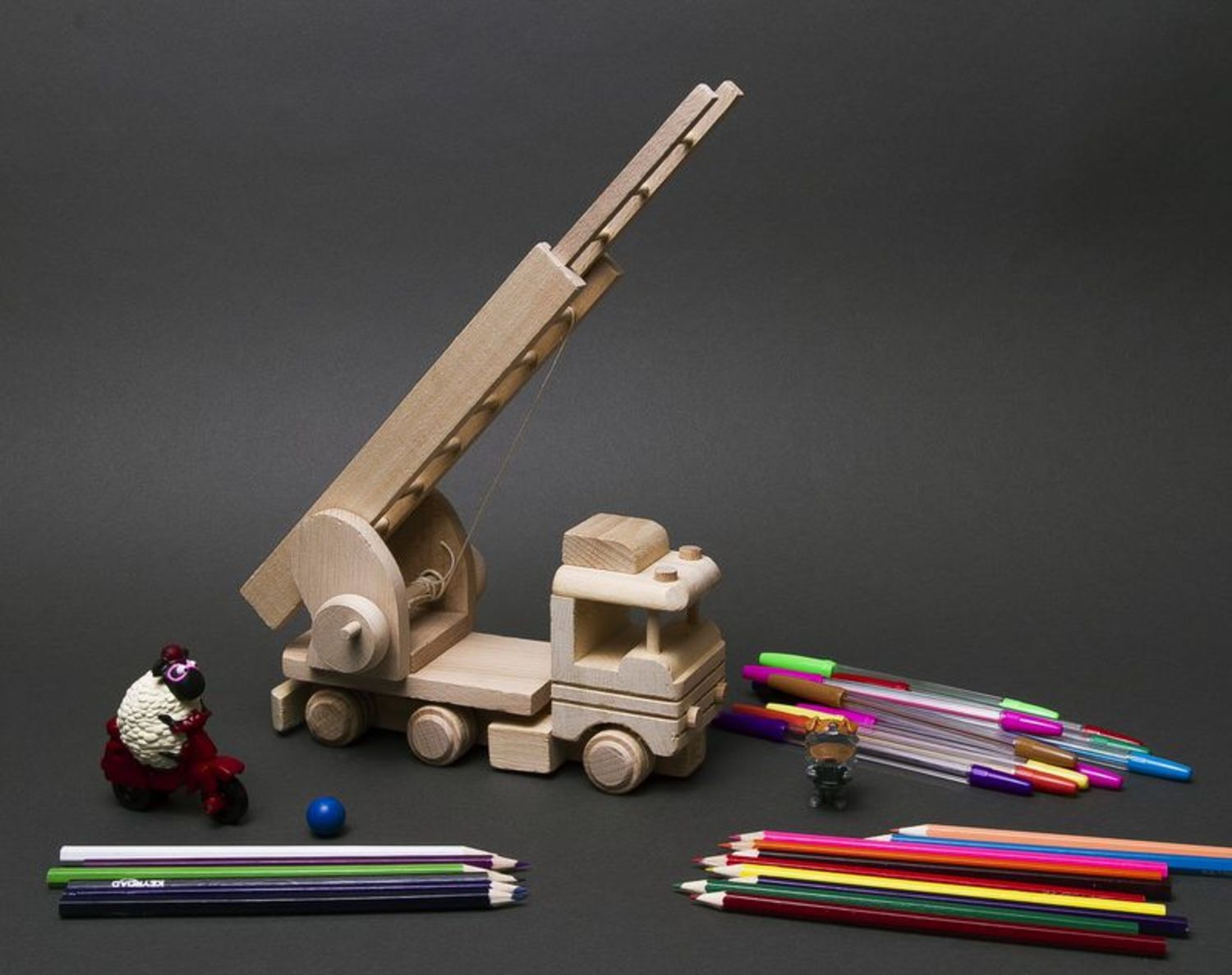 Autopompa giocattolo fatta a mano giocattolo di legno naturale da bambino
 foto 1