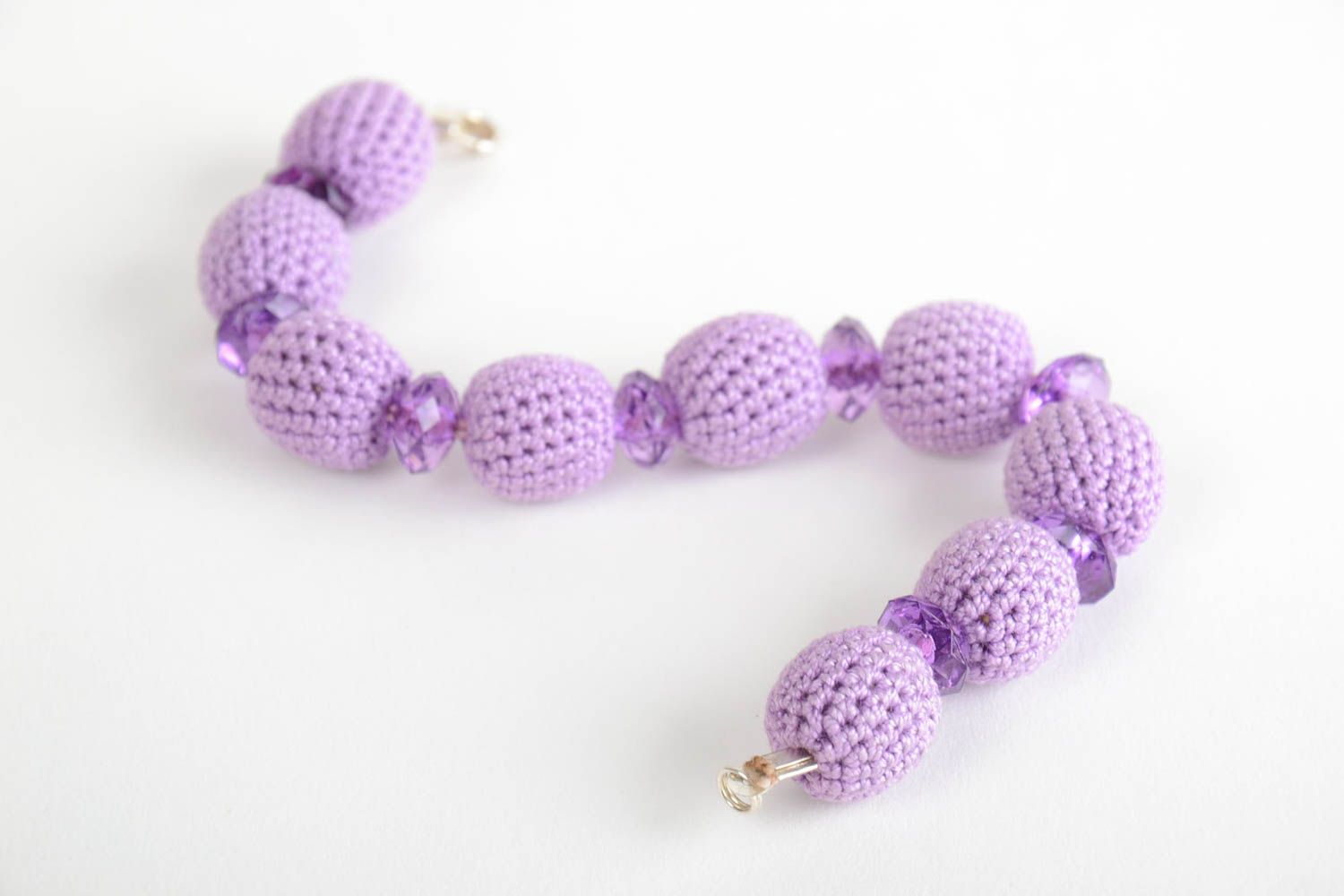 Bracelet mauve en perles recouvertes de fils en coton fait main au crochet photo 5