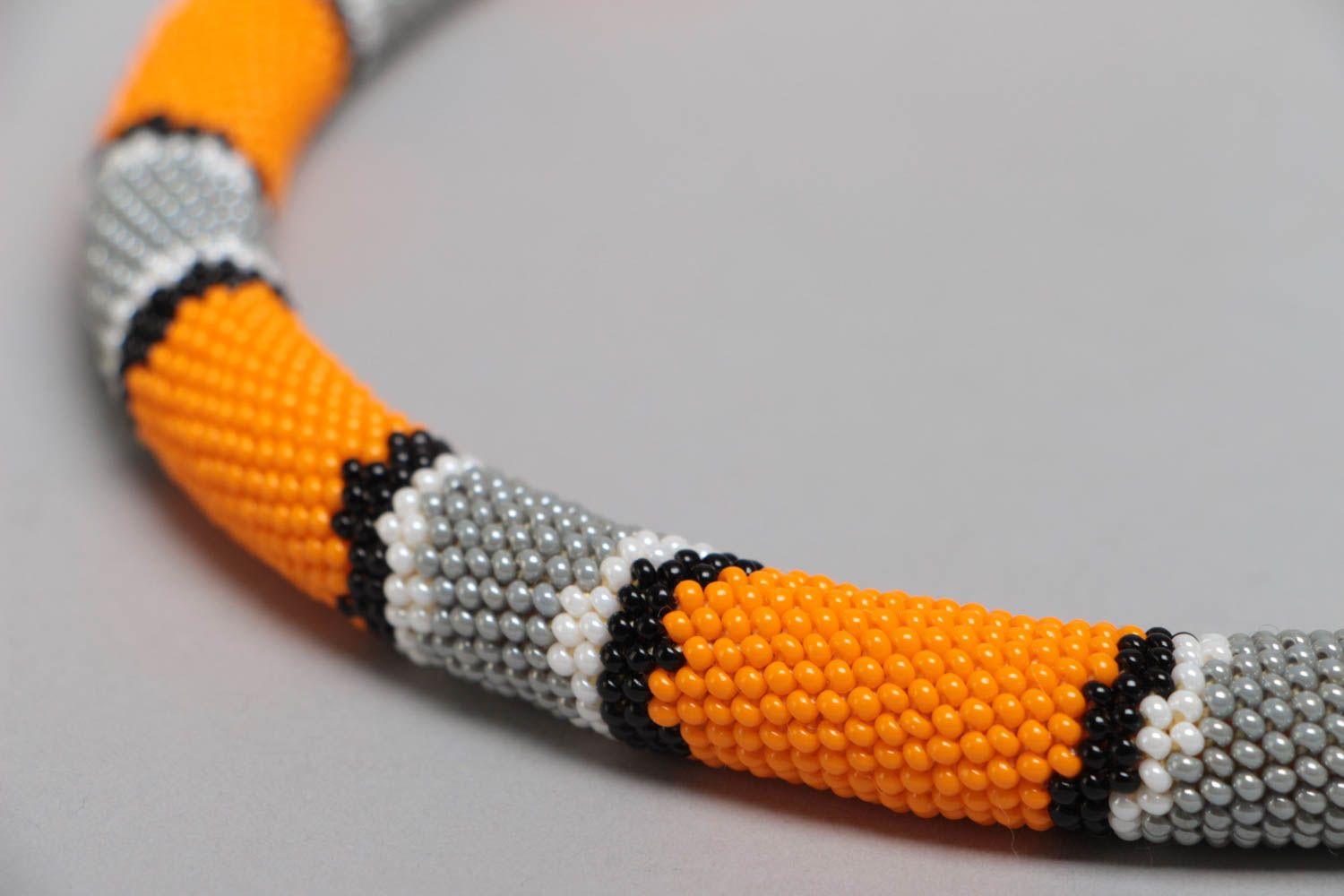 Collier spirale en perles de rocaille orange gris fait main motif serpent photo 4