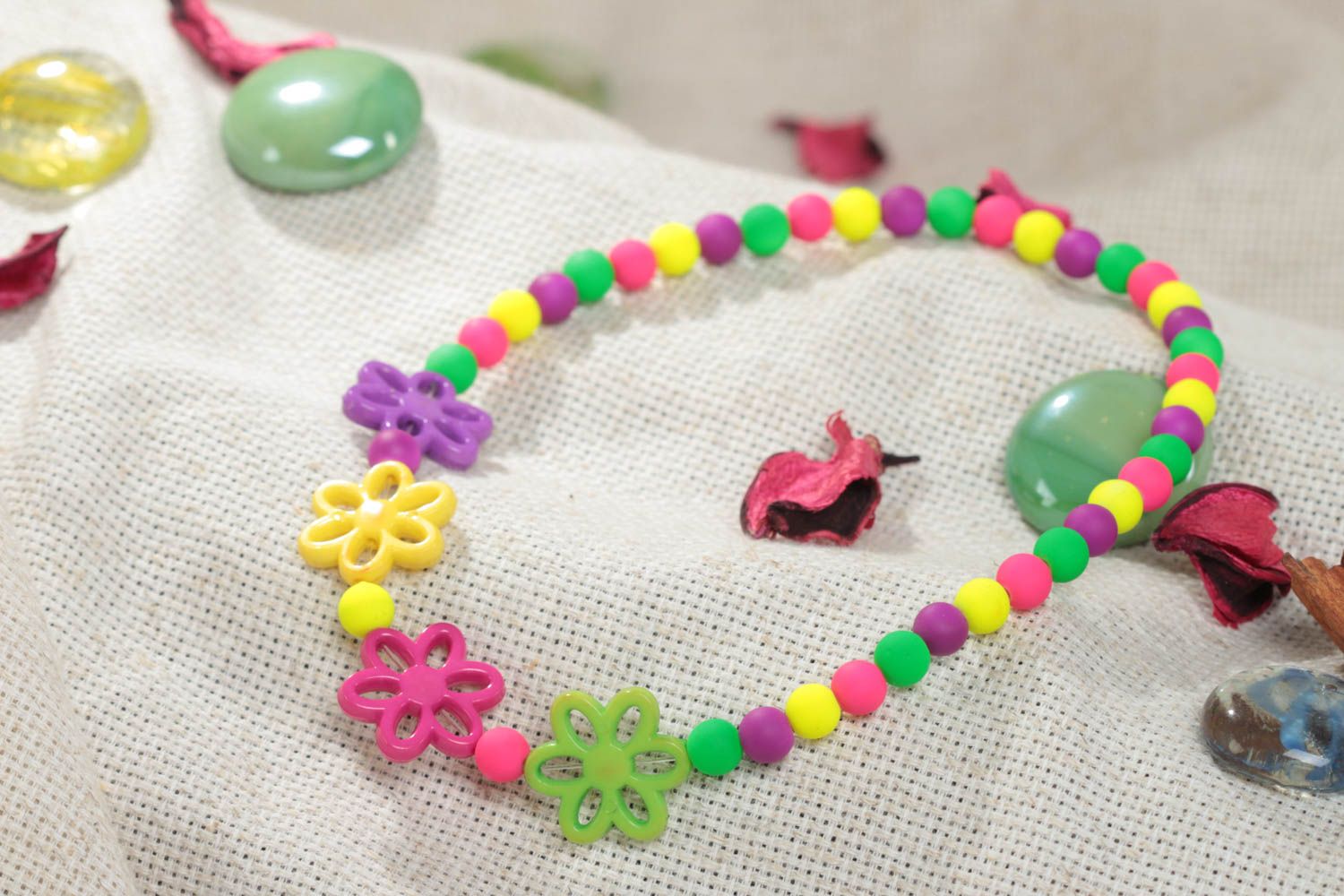 Collier de perles en plastique multicolore fait main original pour fille photo 1