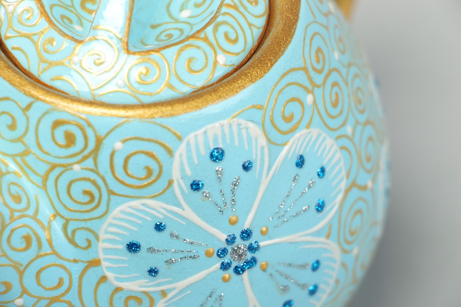 Керамический чайник расписанный акриловыми красками голубой для заваривания объемом 0.3 л фото 3
