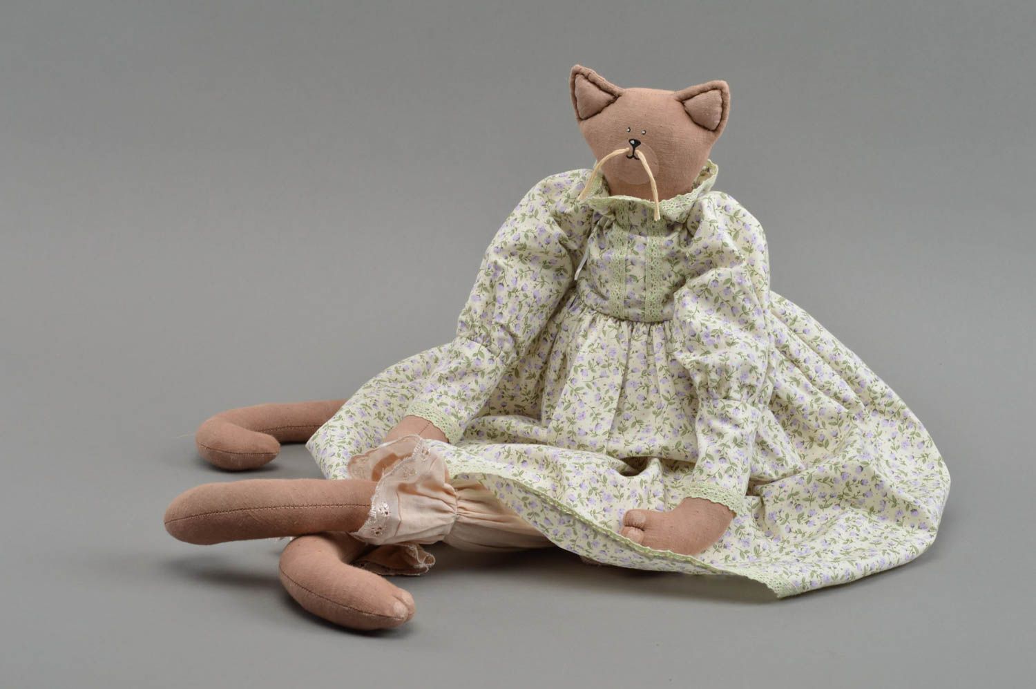 Juguete artesanal de tela peluche para niños regalo original gata en vestido foto 3