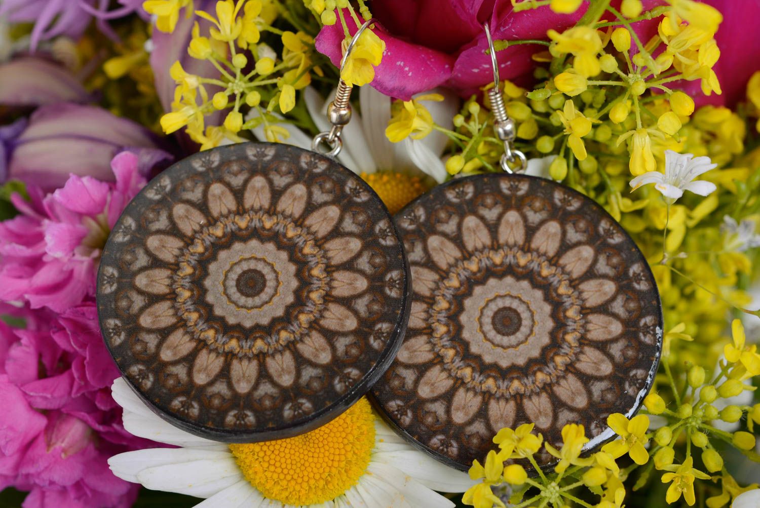 Boucles d'oreilles rondes en pâte polymère faites main marron à motif floral photo 2
