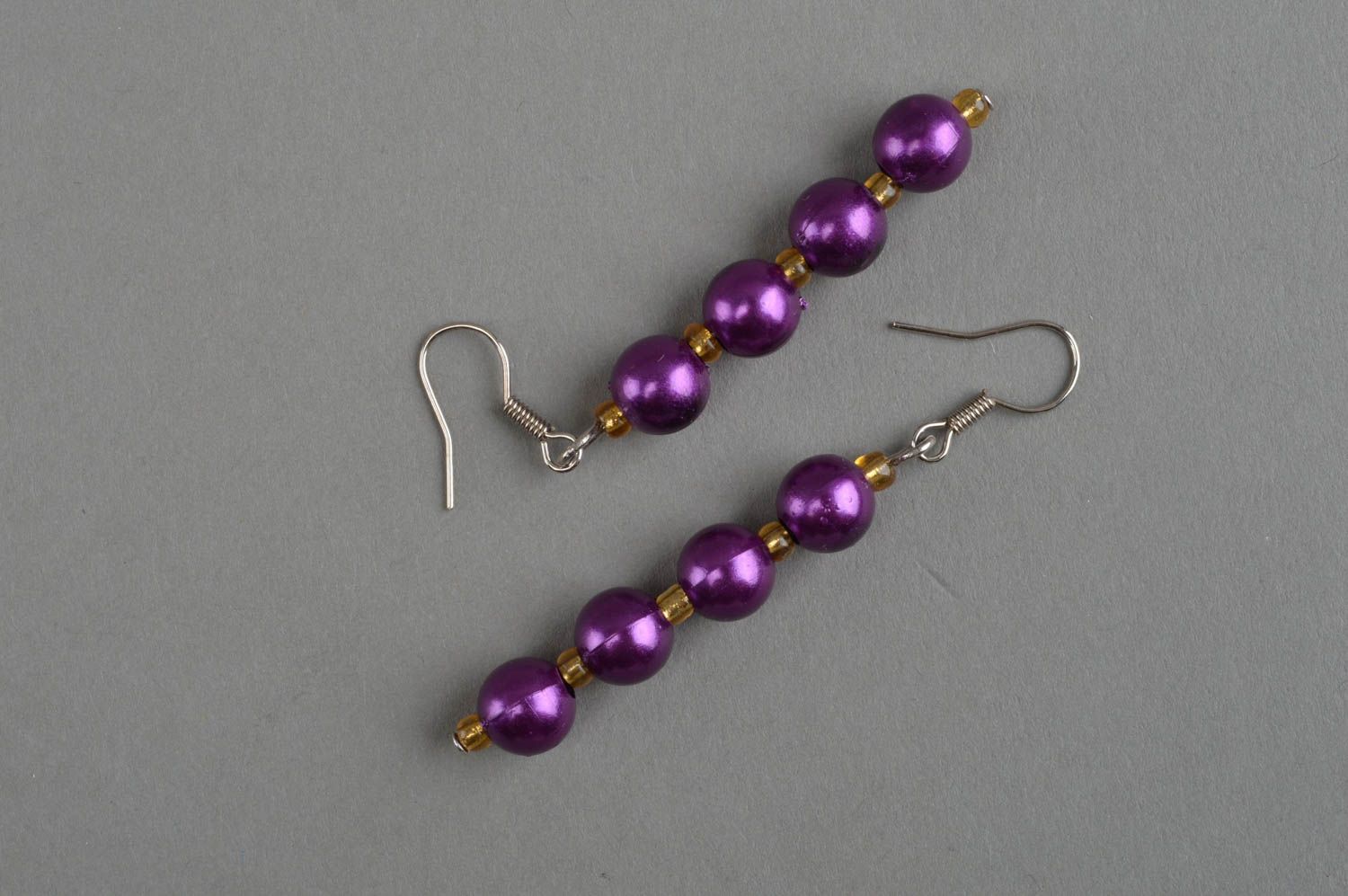 Boucles d'oreilles en perles rondes violettes faites main longues originales photo 2