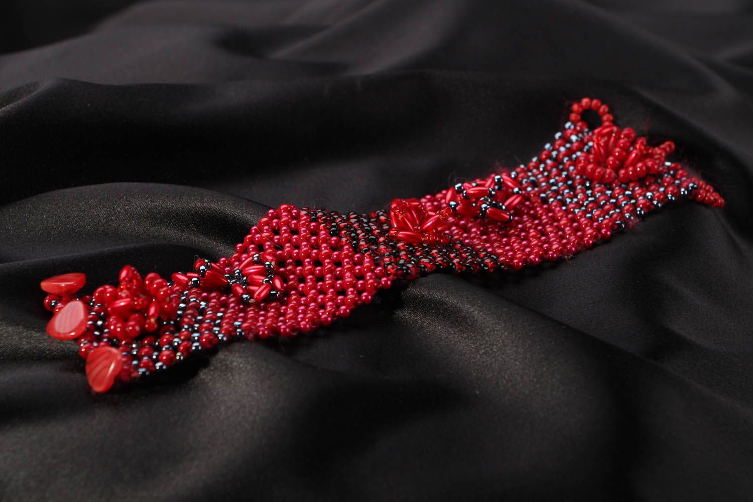 Beaded bracelet of red and black colors photo 2