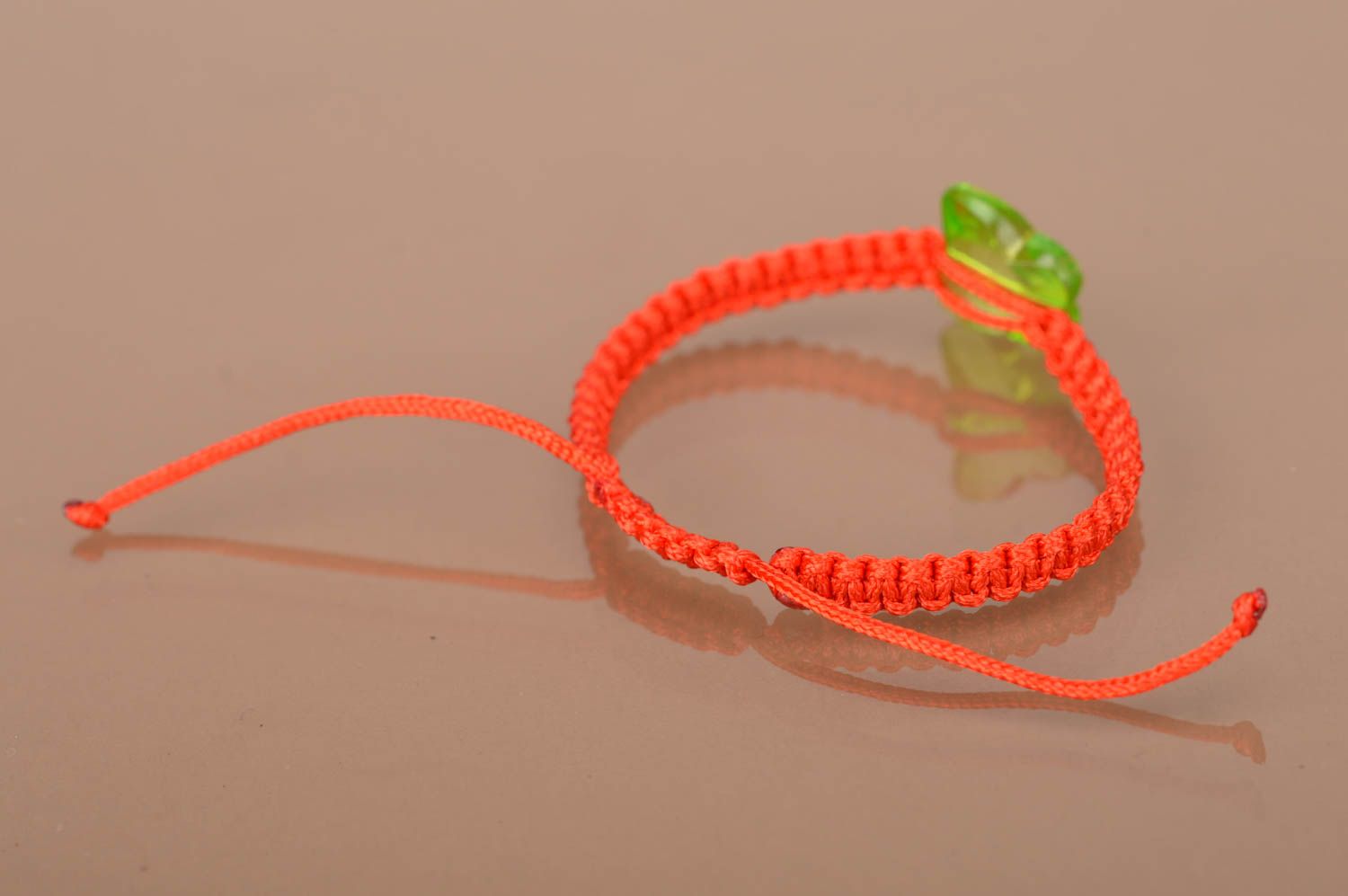 Bracelet tressé rouge en lacet ciré avec papillon en plastique fait main photo 5