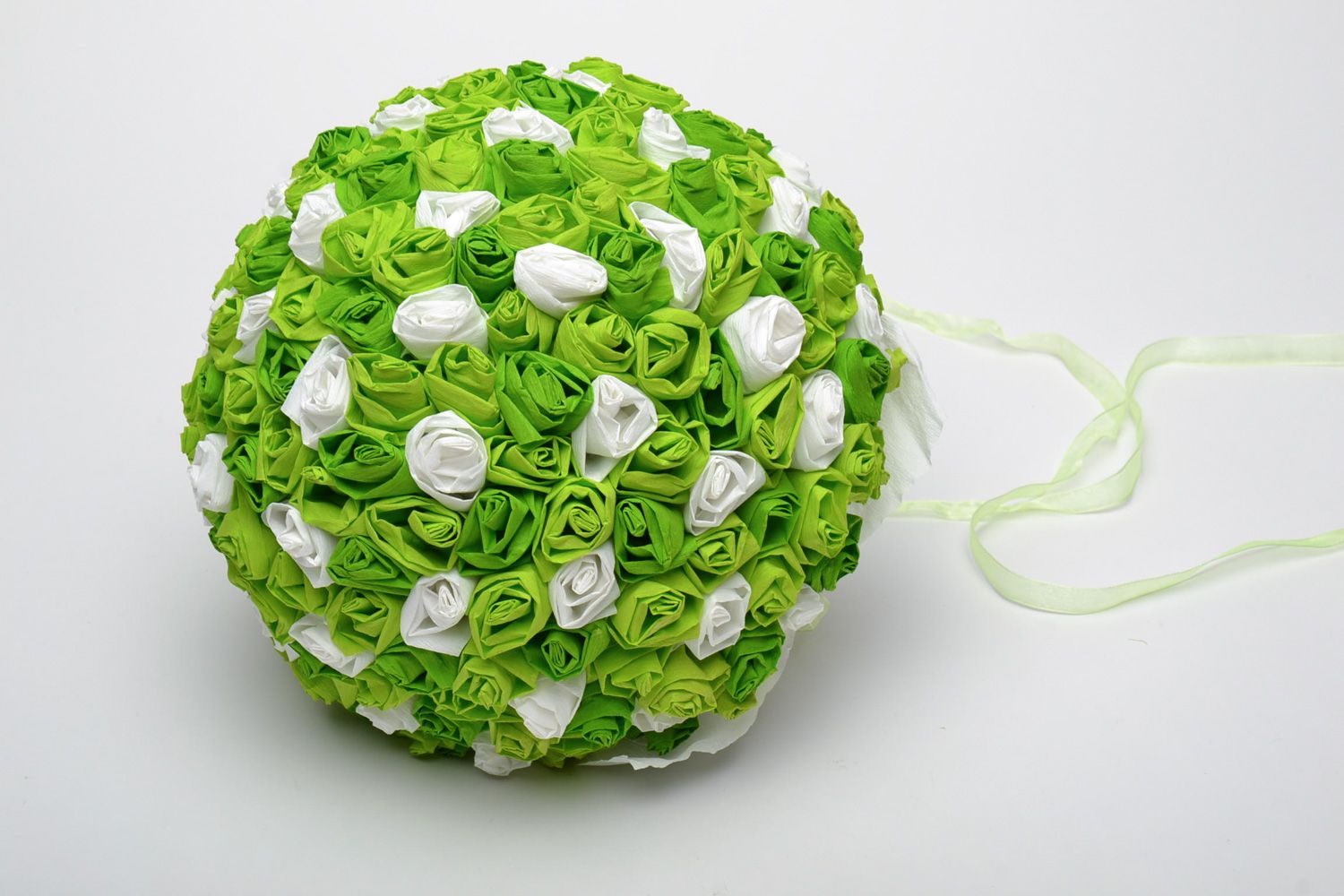 Boule décorative fleurs en papier rubans faite main vert pour salle de mariage photo 2