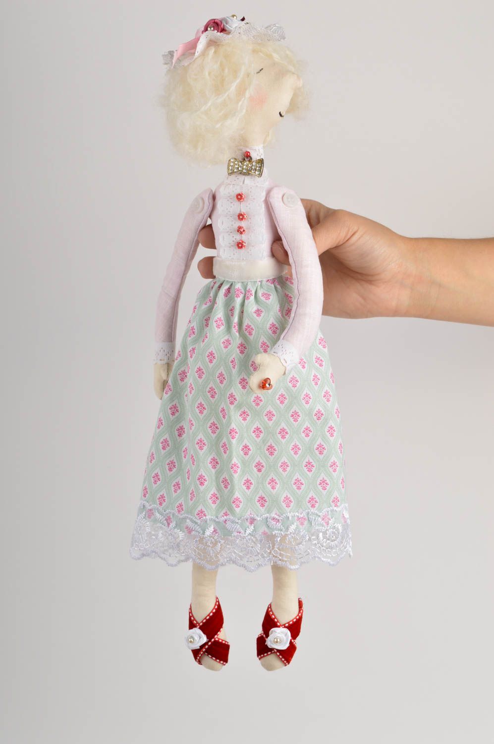 Кукла ручной работы кукла из ткани с красной сумкой мягкая кукла красивая фото 2
