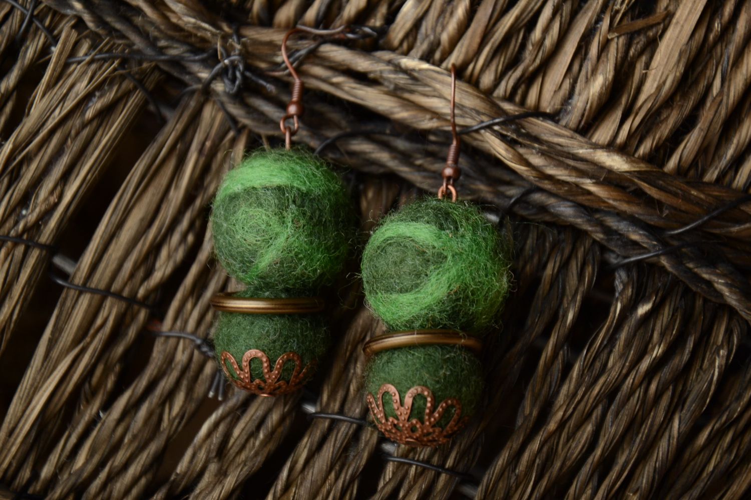 Grüne Ohrringe aus Wolle Naßfilzen Technik foto 1