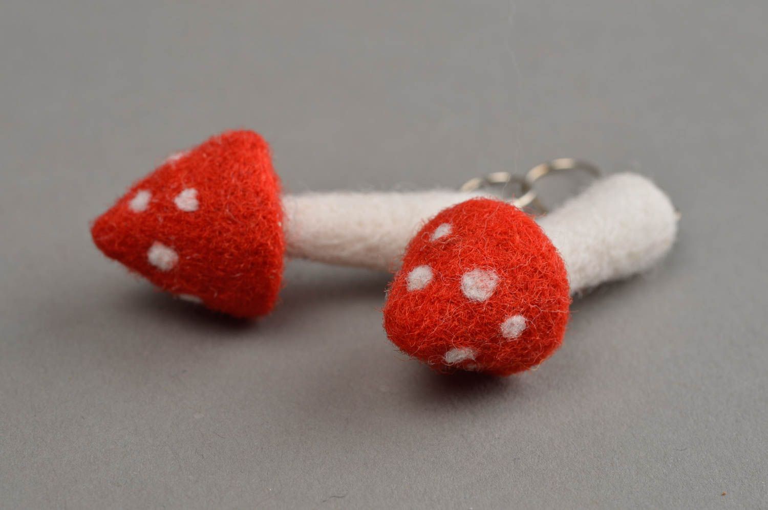 Boucles d'oreilles en laine feutrée pendantes faites main en forme d'amanite photo 4