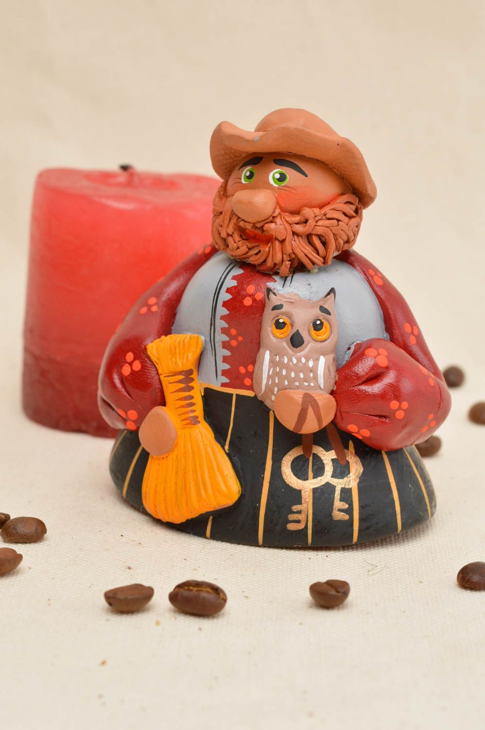 Интересный глиняный колокольчик в виде мужичка с совой ручной работы расписной фото 1