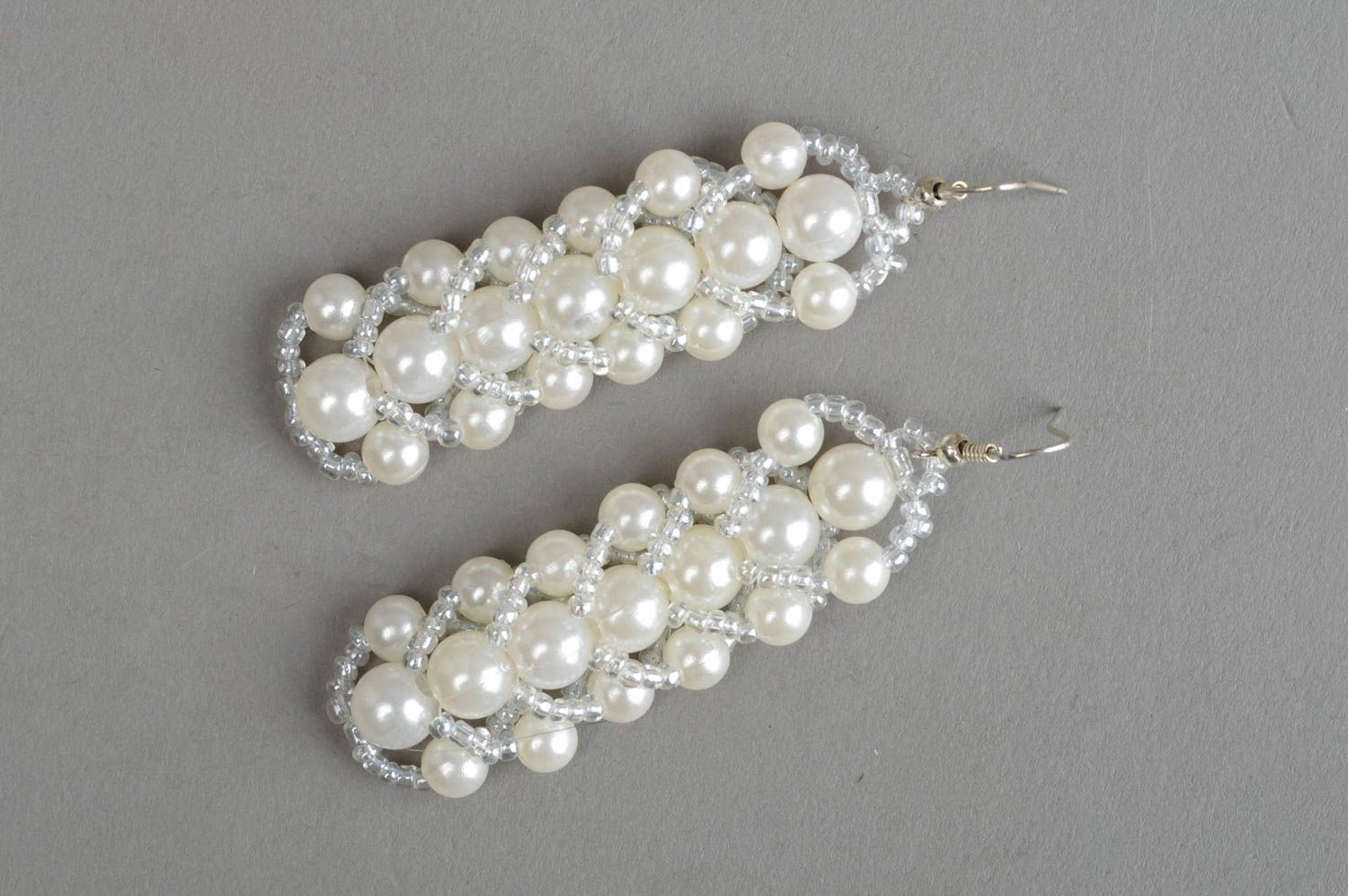 Weiße Gehänge Ohrringe aus Glasperlen und Perlen eizigartig feierlich handmade foto 2