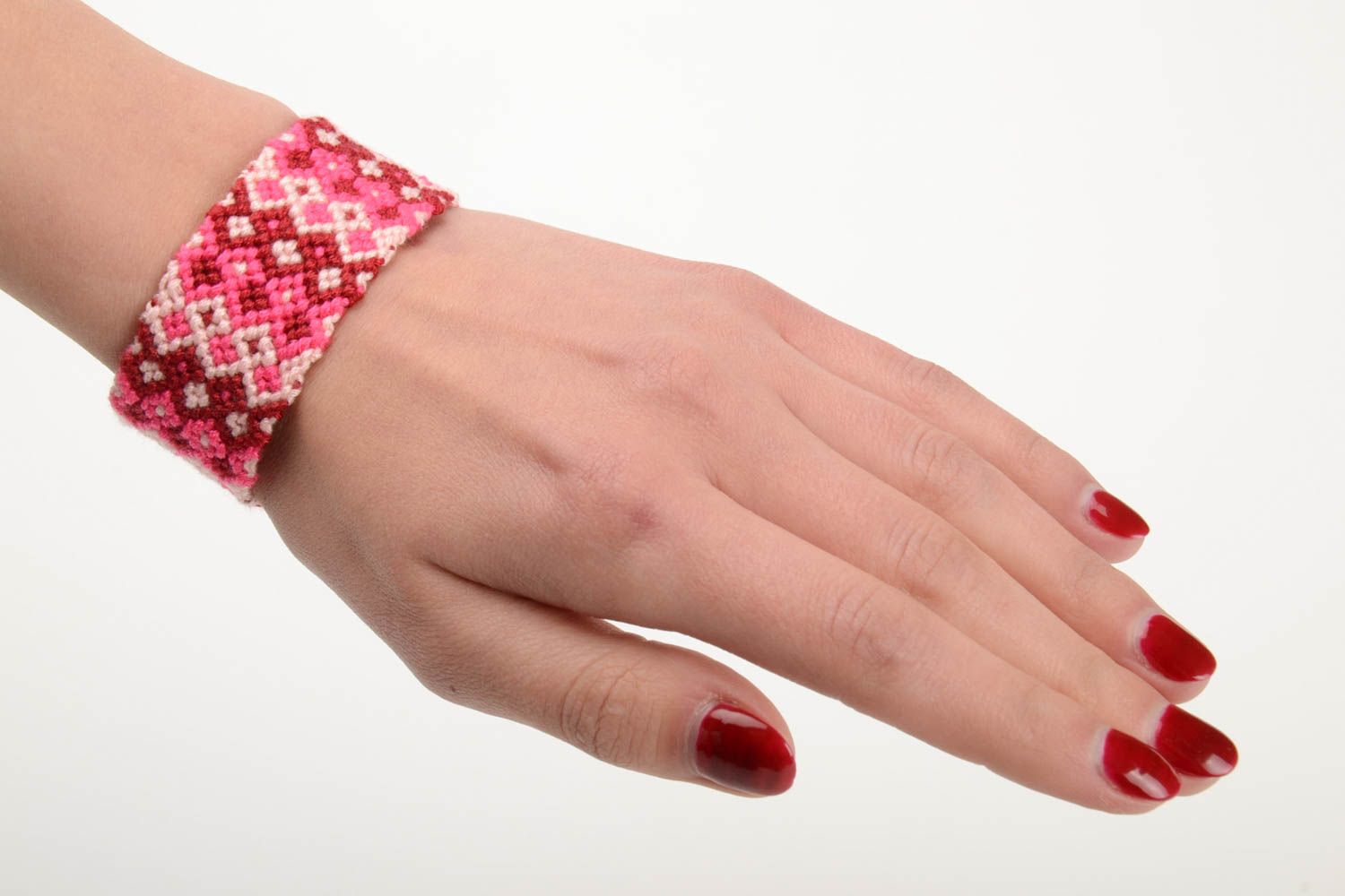 Bracelet tressé en fils moulinés large fait main rose original pour ado photo 5