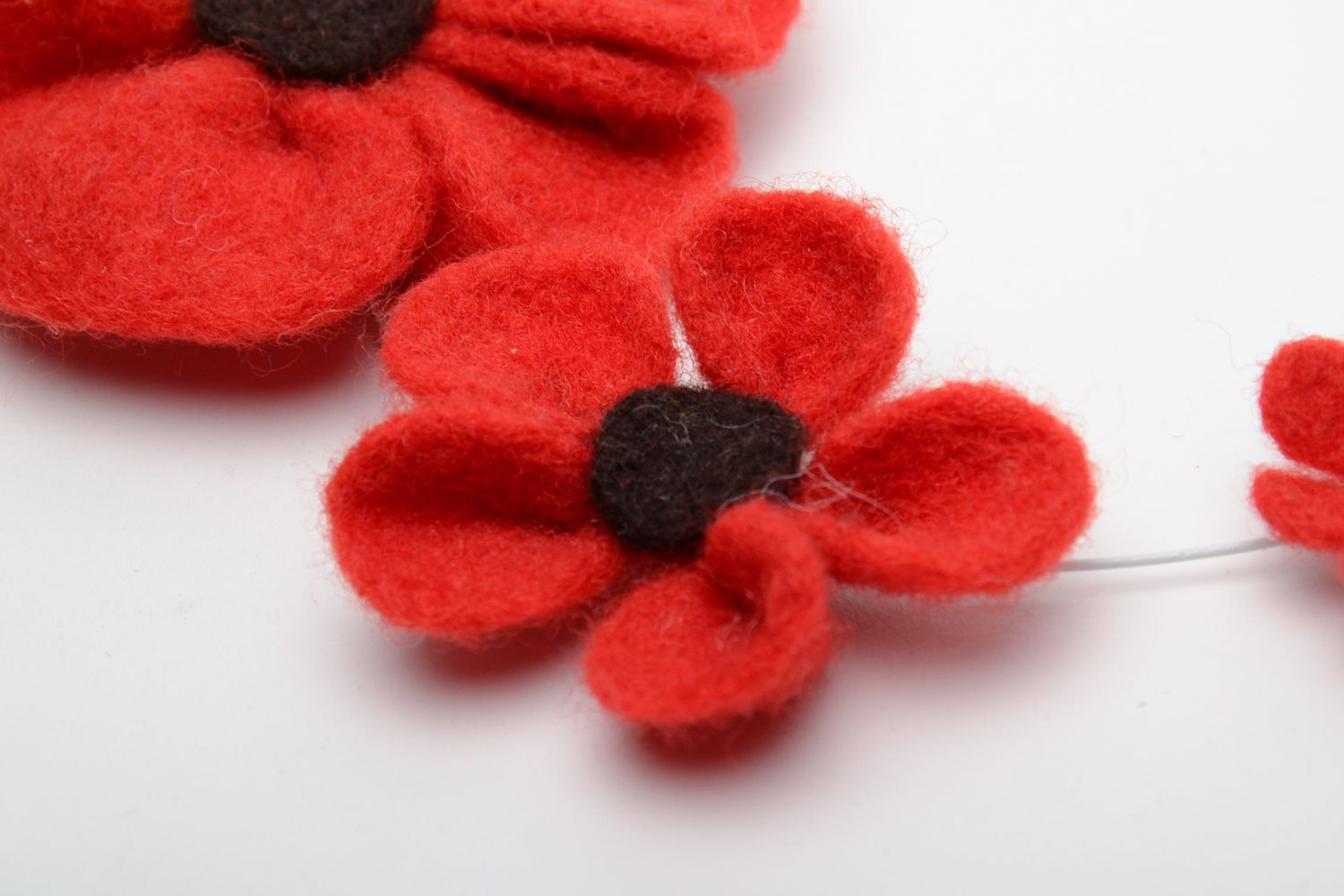 Collier fleurs rouges en laine feutrée  photo 3