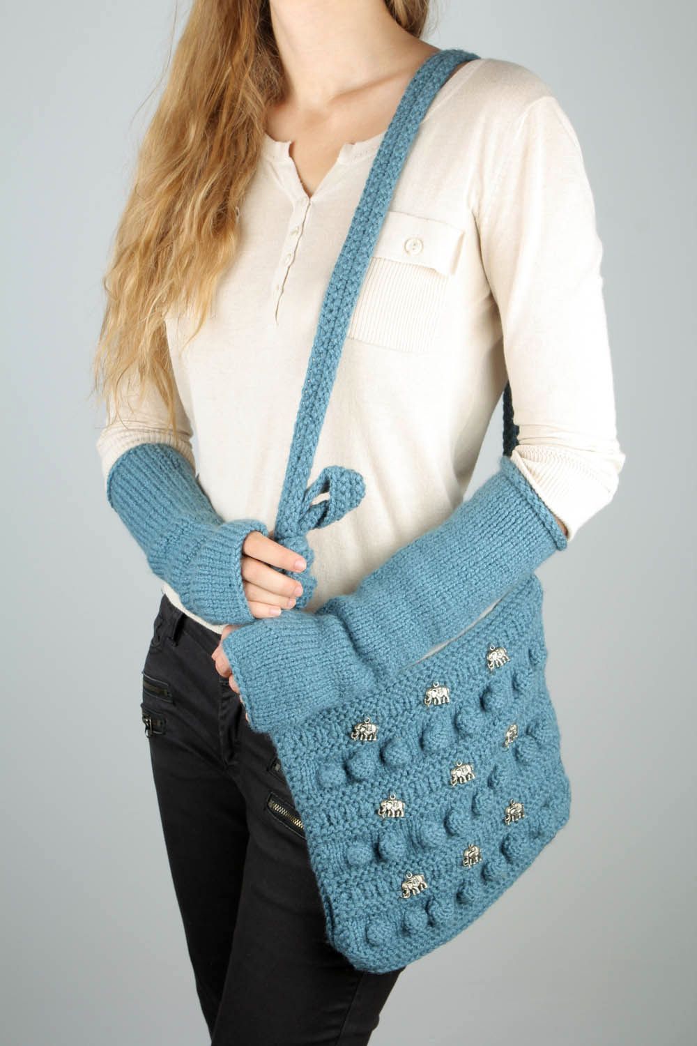 Knitted bag and mitts photo 1