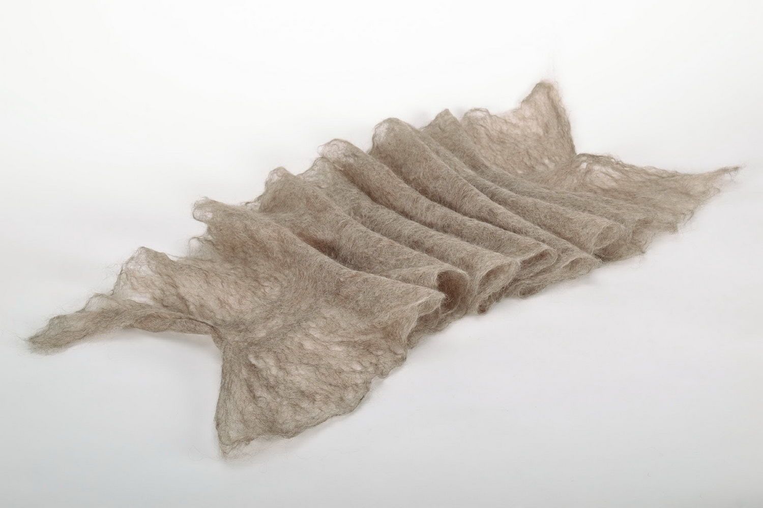 Grauer Schal aus natürlicher Wolle foto 3