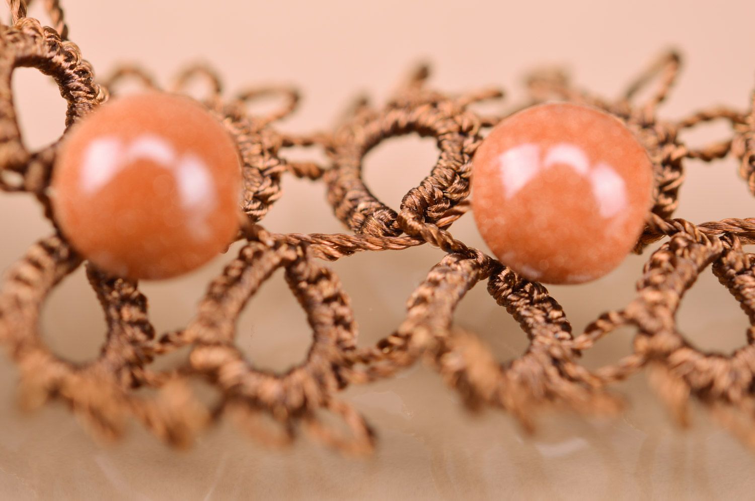 Bracelet en fils de satin et perles de fantaisie fait main brun frivolité photo 3
