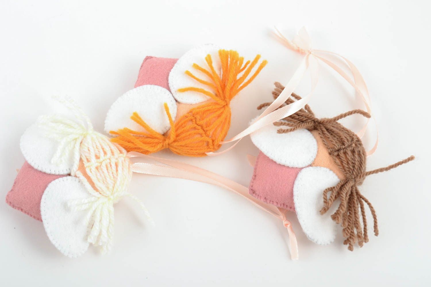 Игрушки с петельками комплект из трех штук ангелы розовые с белым ручная работа фото 2