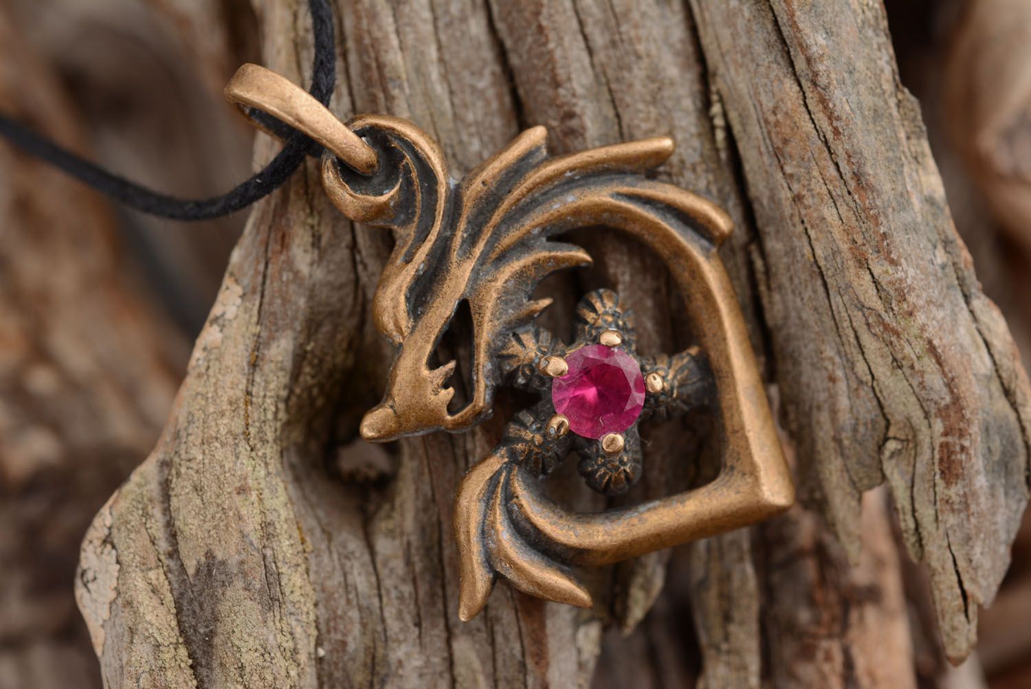 Pendentif en bronze artisanal Coeur de dragon  photo 2