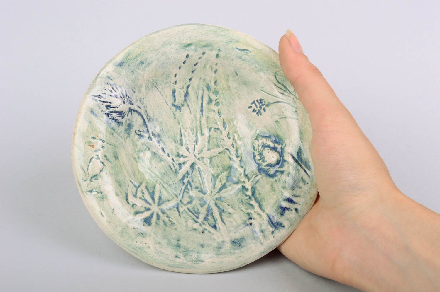 Petite assiette en céramique peinte de glaçure avec ornement ronde faite main photo 3