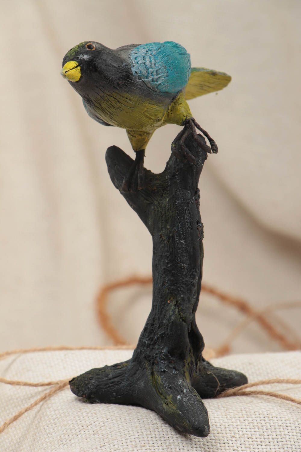 Figurine décorative en pâte polymère faite main originale Oiseau sur branche photo 1