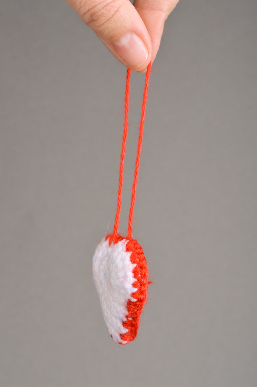 Petite décoration tricotée suspendre faite main en forme de coeur rouge-blanc photo 3