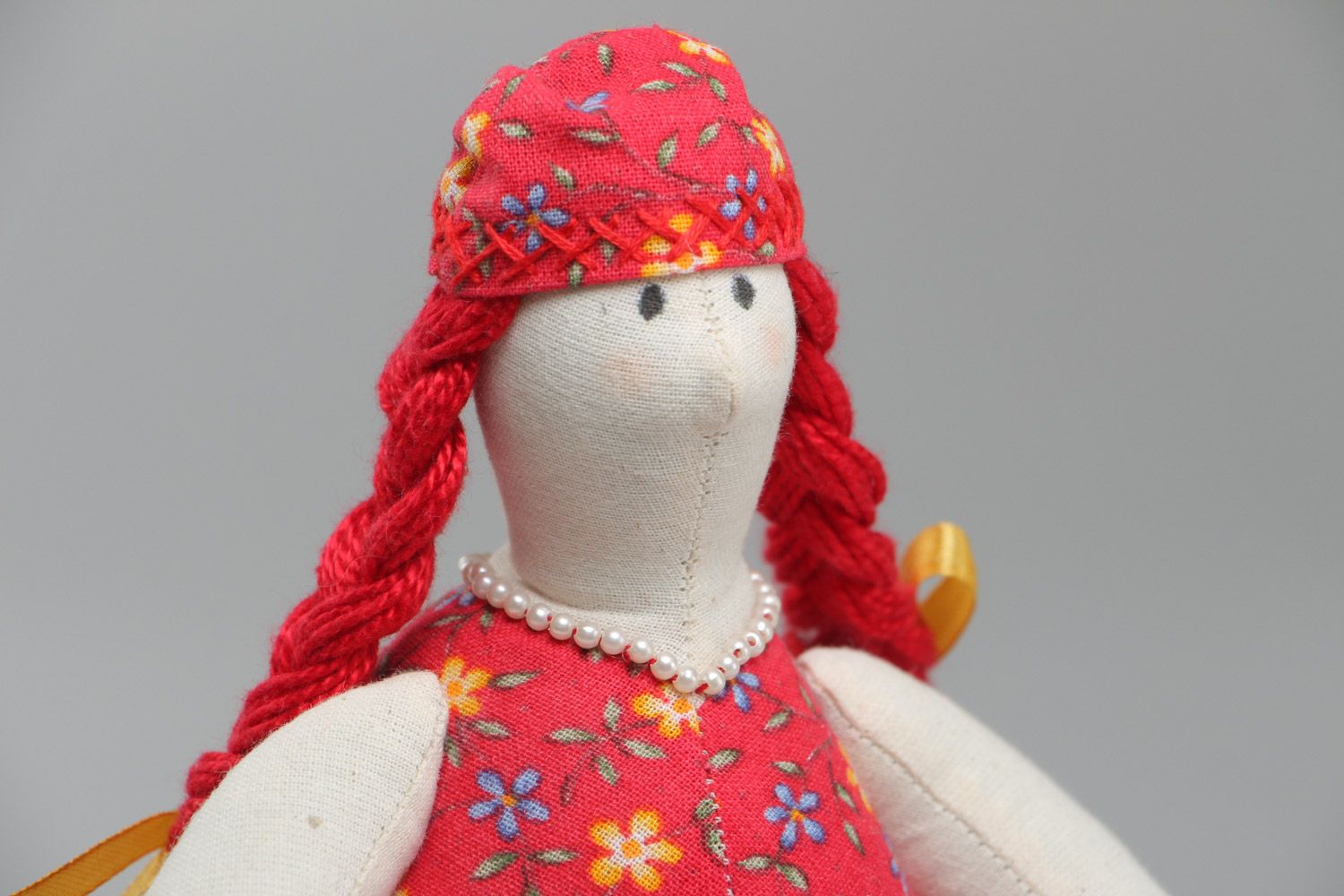Handgemachte kuschelige Puppe aus Stoff in Form des Mädchens im Badeanzug für Kinder foto 3