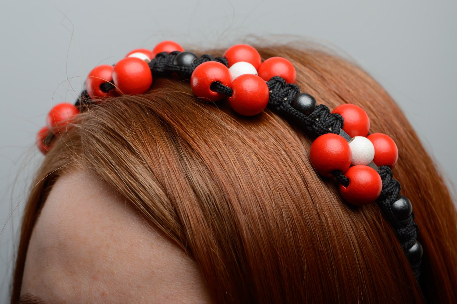 Serre-tête métallique avec macramé et perles de bois rouges, blanches et noires photo 3