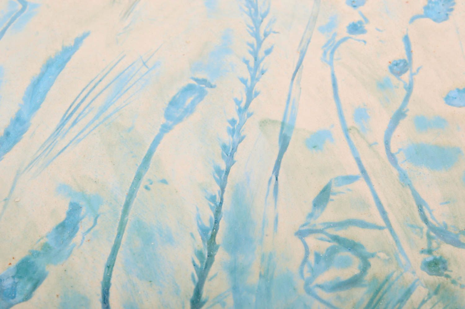 Красивая керамическая тарелка с голубым растительным узором ручная работа фото 4