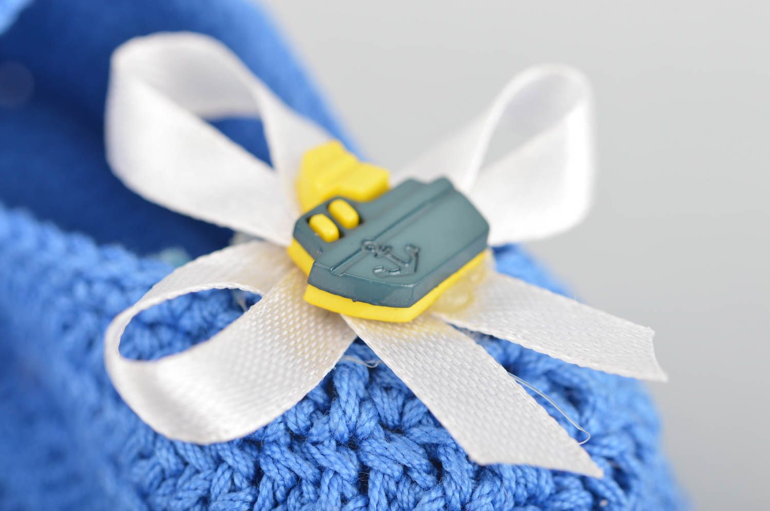 Chaussons de bébé avec bateaux et noeuds tricotés au crochet faits main bleus photo 4