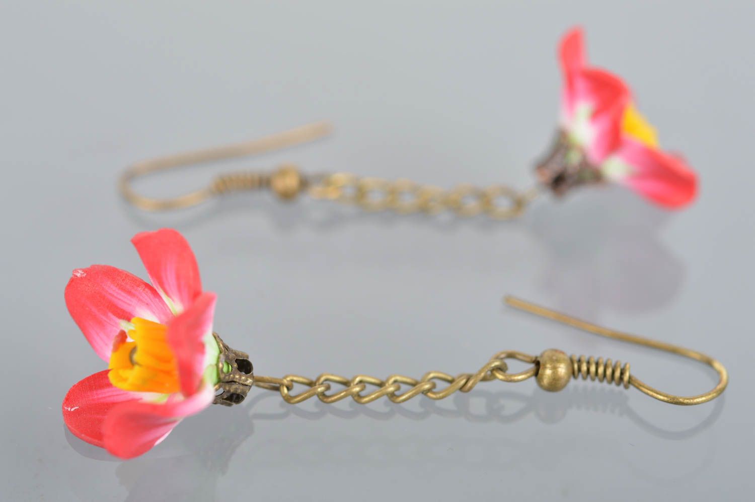 Lange Ohrringe aus Polymerton mit roten Blumen schön künstlerische Handarbeit foto 5