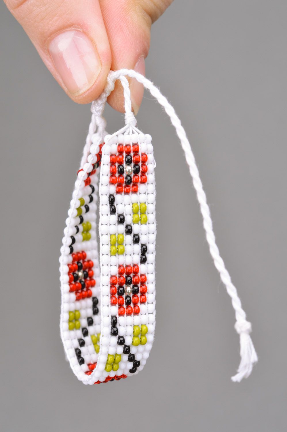 Белый браслет на руку плетенный из бисера в этно стиле ручной работы для девушки фото 3