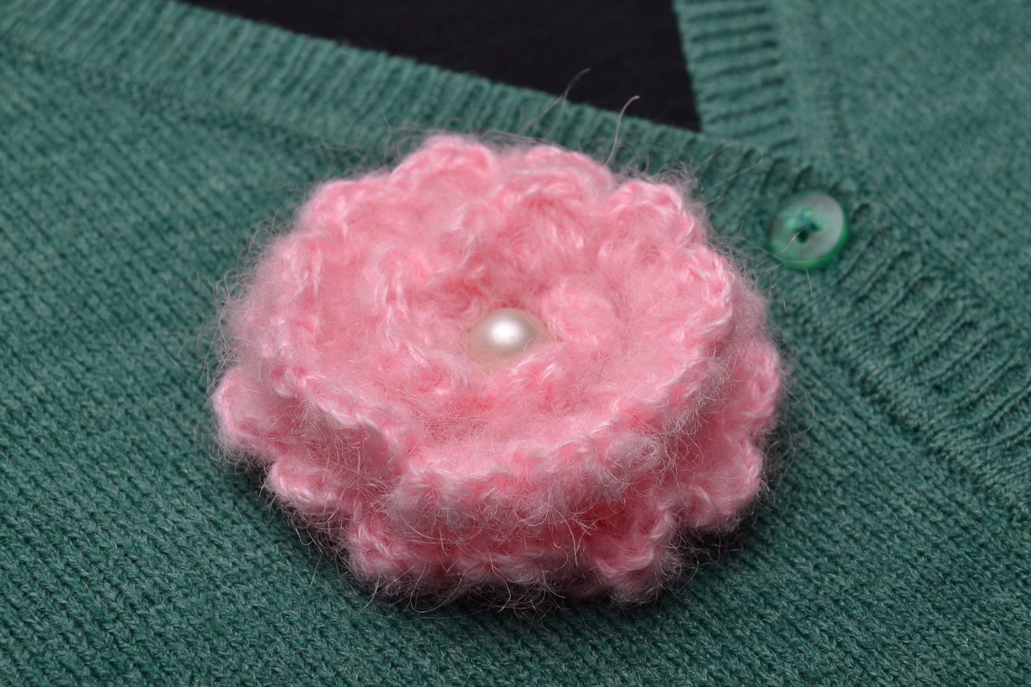 Crochet brooch in the shape of pink flower photo 1