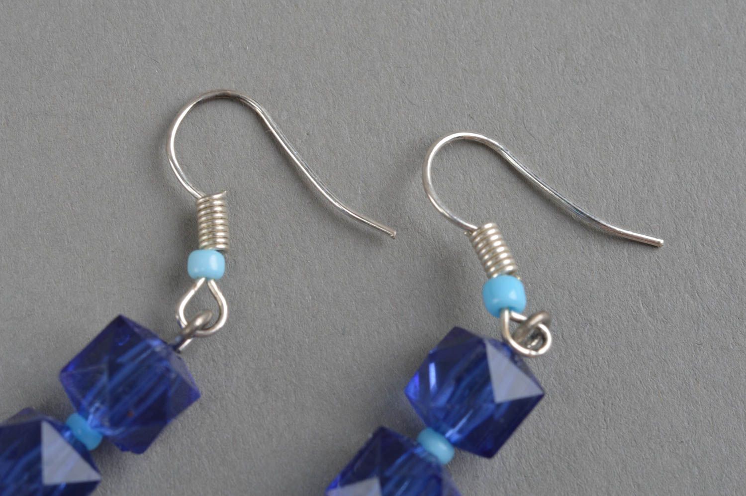 Modische kantige blaue handgemachte Ohrringe mit Anhängern für stilvolle Damen foto 4
