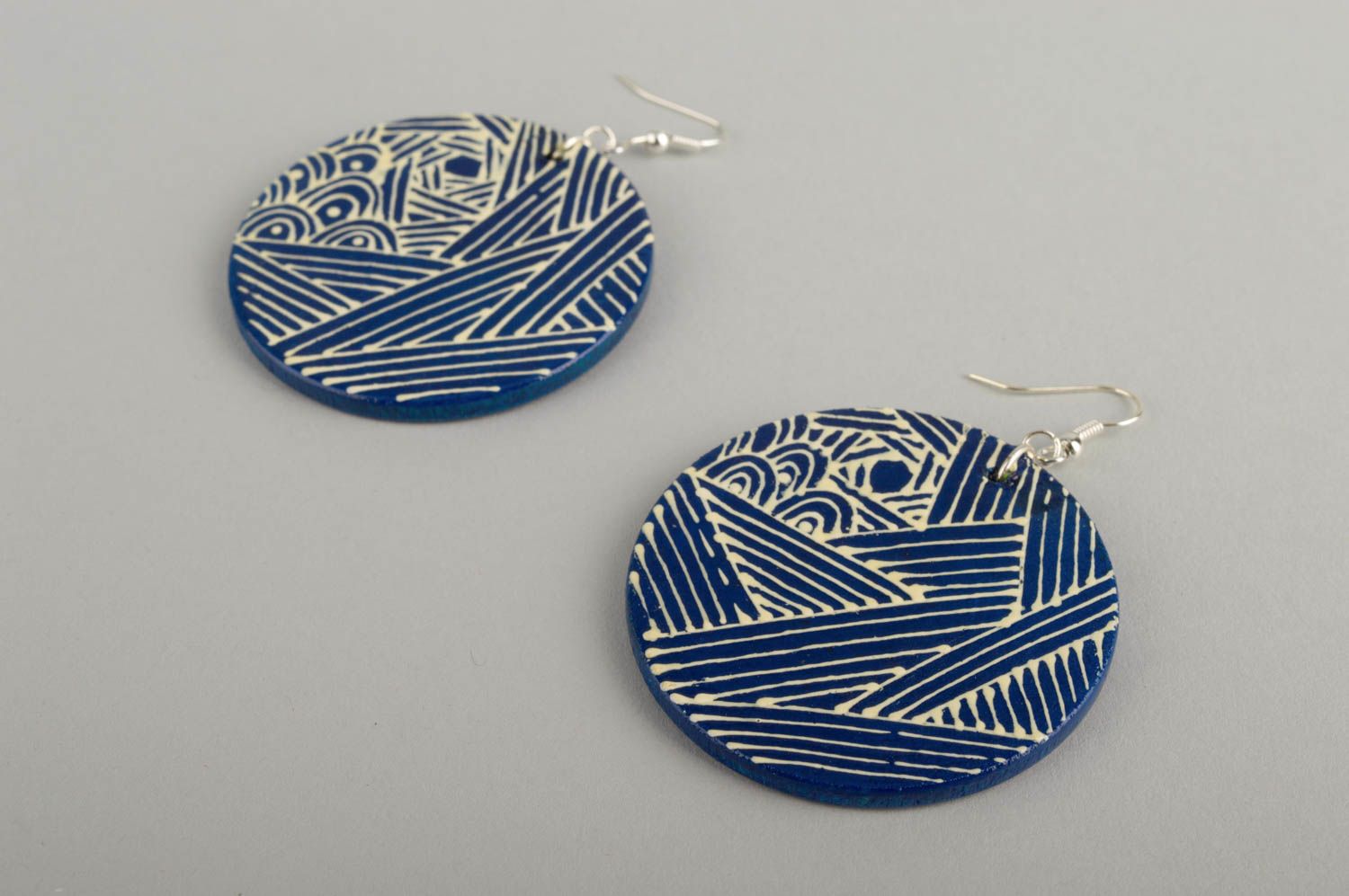 Модные серьги украшение ручной работы деревянное украшение синие с белым фото 4