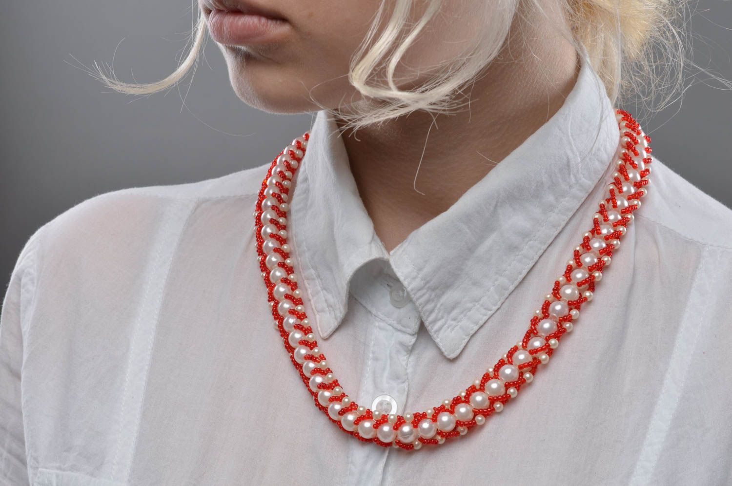 Collier en perles de fantaisie et perles de rocaille blanc-rouge fait main stylé photo 5
