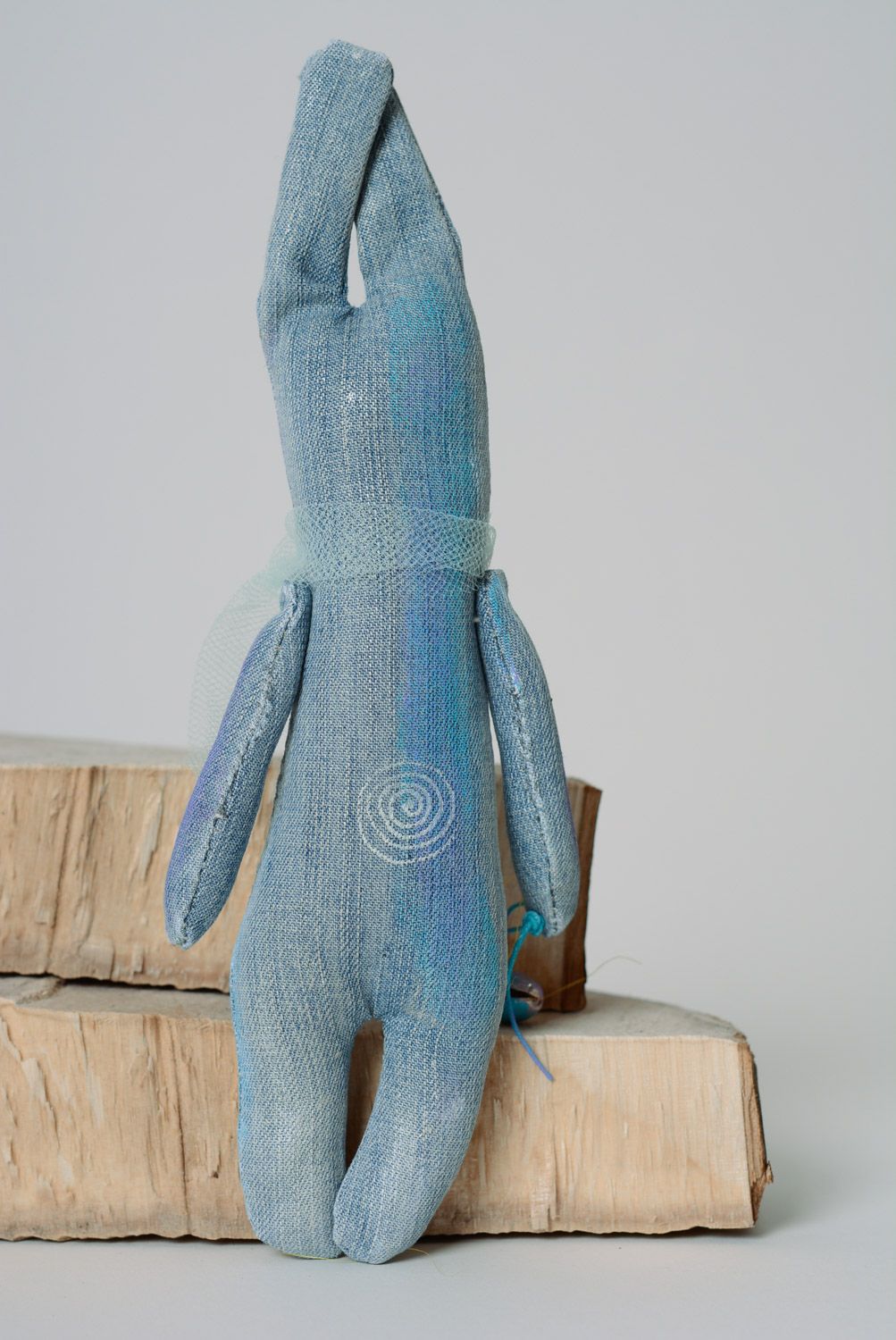 Голубая авторская игрушка расписная из джинса ручной работы мягкая и оригинальная фото 5