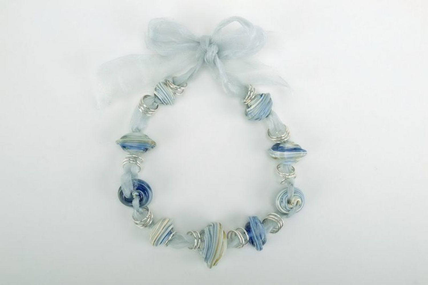 Collar azul de vidrio resistente en cordón de cuero foto 2