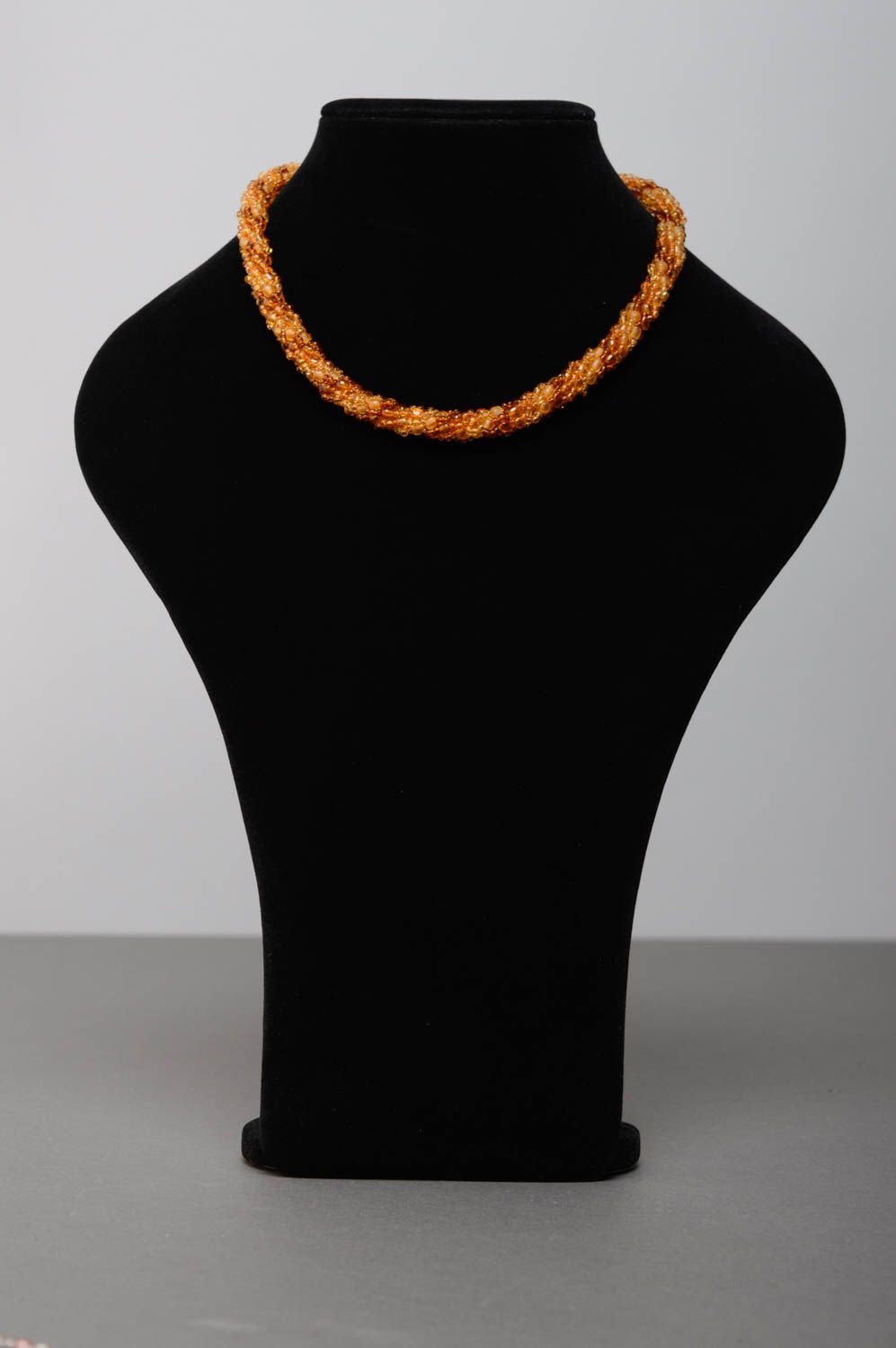 Collier crocheté en perles de rocailles ambrées photo 3