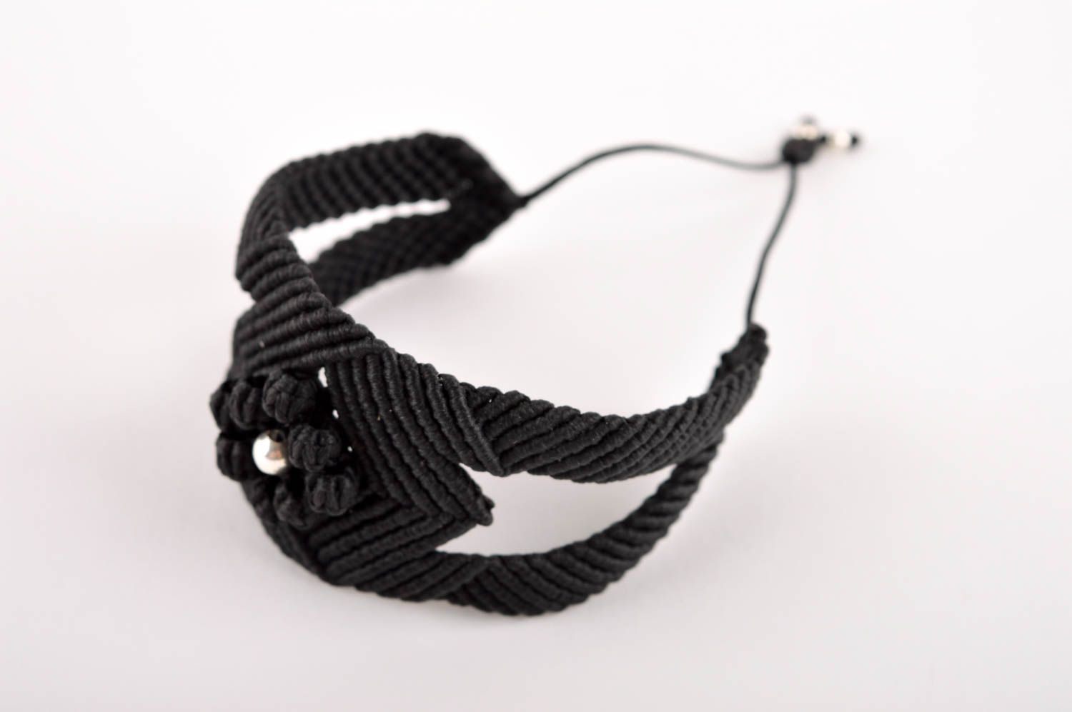 Pulsera de hilos negra hecha a mano accesorio de moda complemento para mujer  foto 2