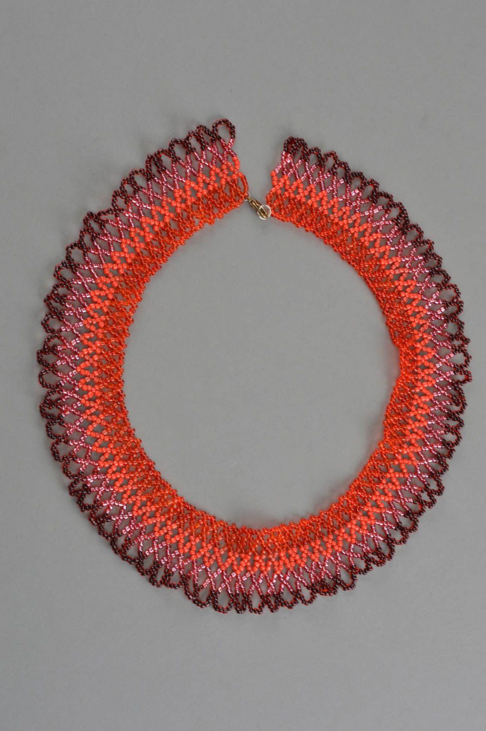 Ожерелье из бисера плетеное ручной работы оригинальное в красной цветовой гамме фото 2